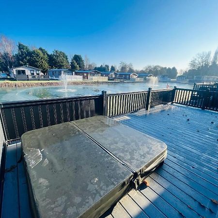 Loki'S Retreat Lodge With Hot Tub Йорк Екстериор снимка