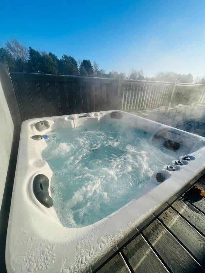 Loki'S Retreat Lodge With Hot Tub Йорк Екстериор снимка