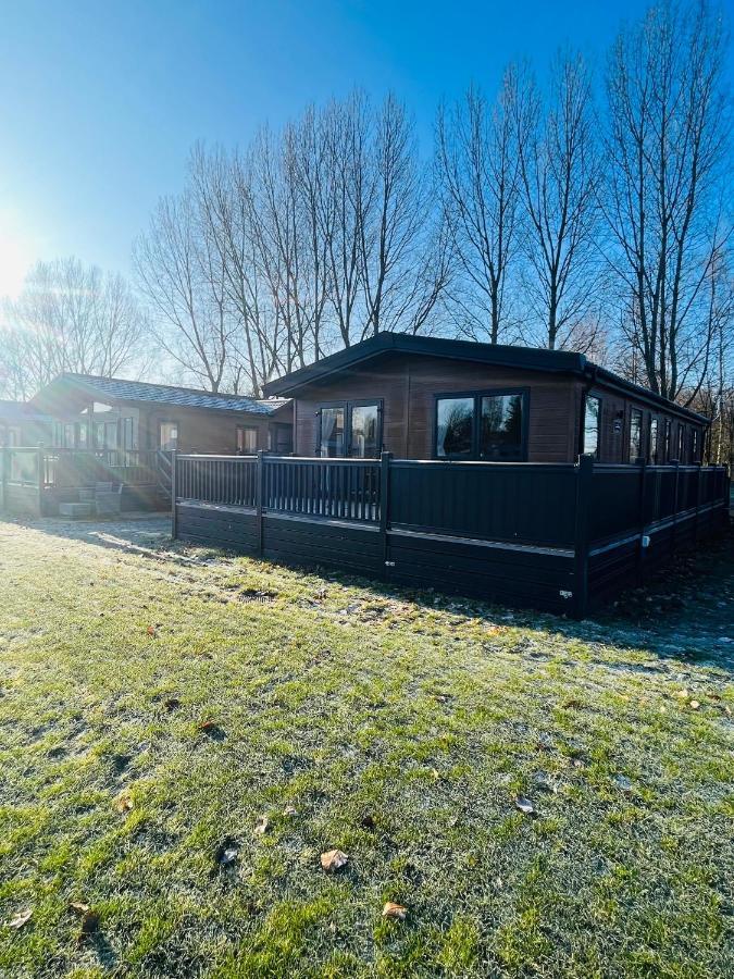 Loki'S Retreat Lodge With Hot Tub Йорк Екстериор снимка
