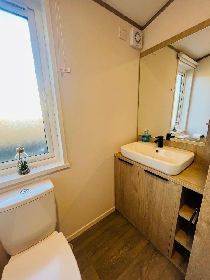Loki'S Retreat Lodge With Hot Tub Йорк Екстериор снимка