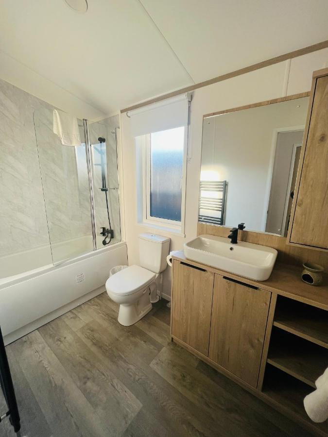 Loki'S Retreat Lodge With Hot Tub Йорк Екстериор снимка